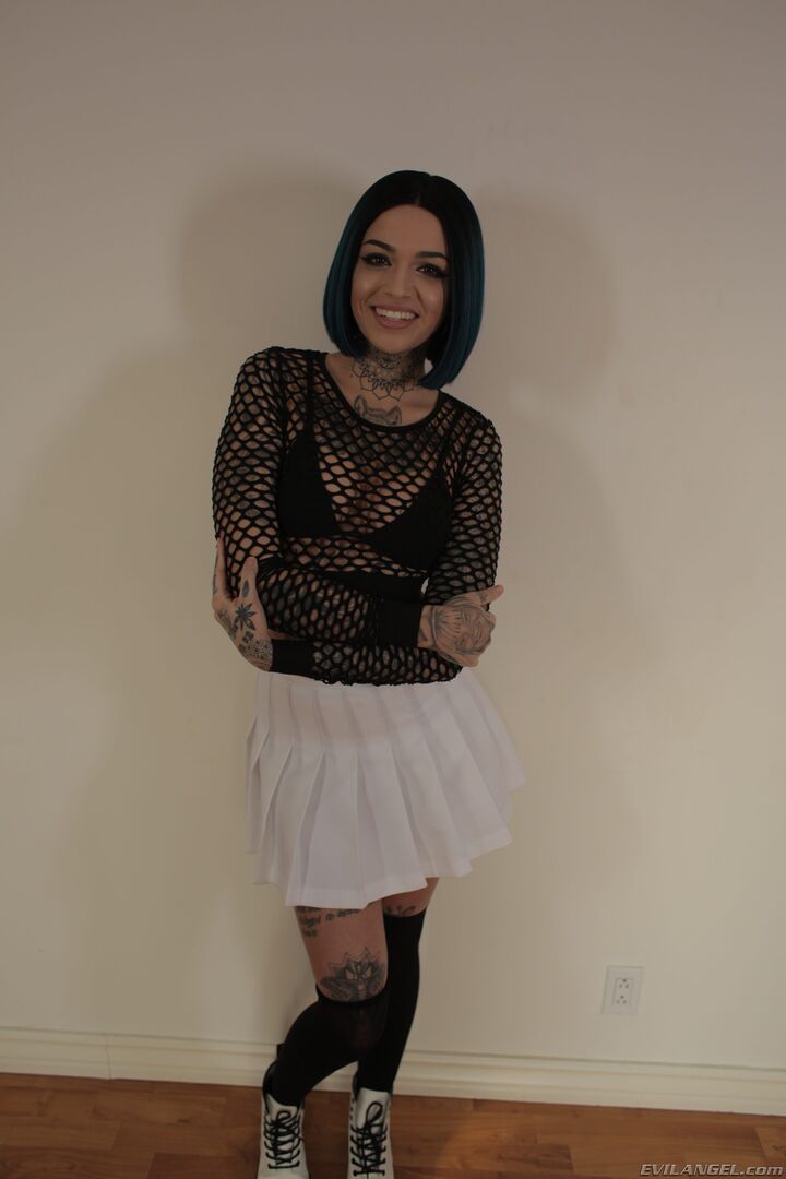 Goth Leigh: Anal Artist Of Girl Squirt