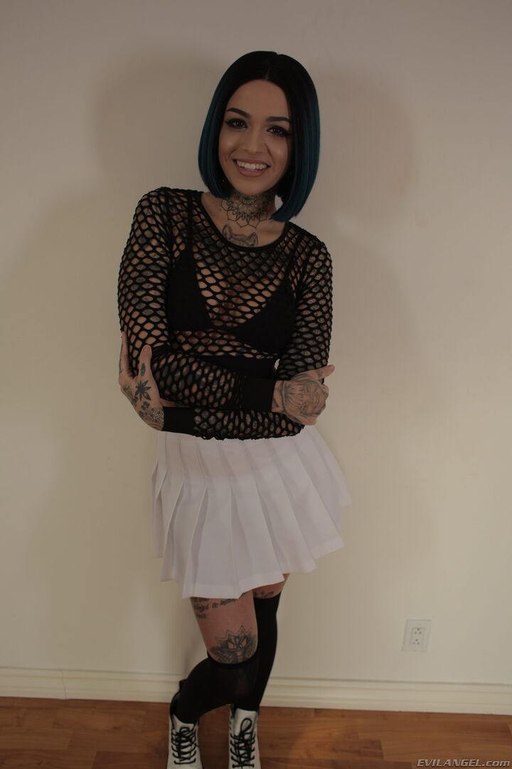 Goth Leigh: Anal Artist Of Girl Squirt