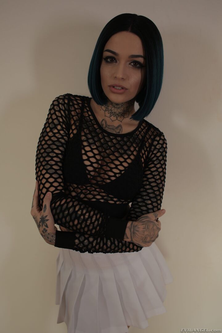 Goth Leigh: Anal Artist Of Girl Squirt