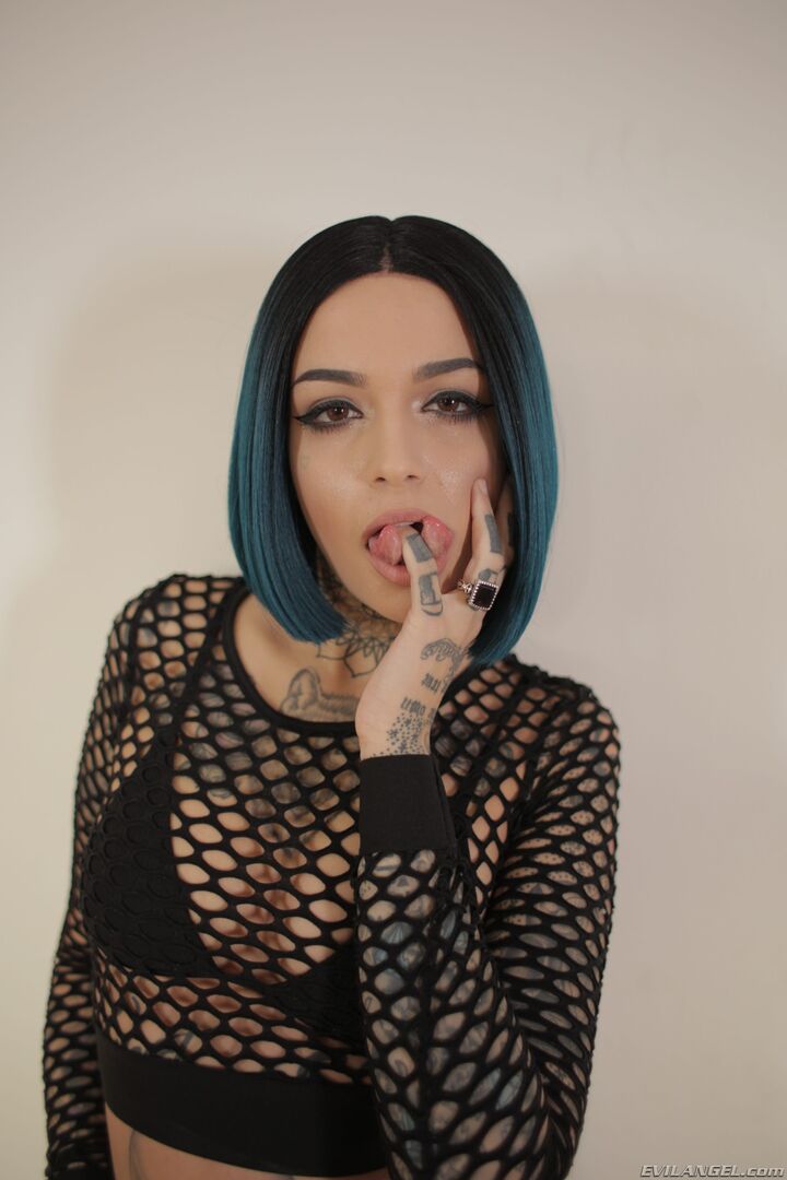 Goth Leigh: Anal Artist Of Girl Squirt