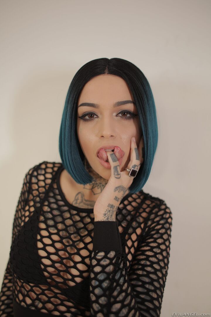 Goth Leigh: Anal Artist Of Girl Squirt