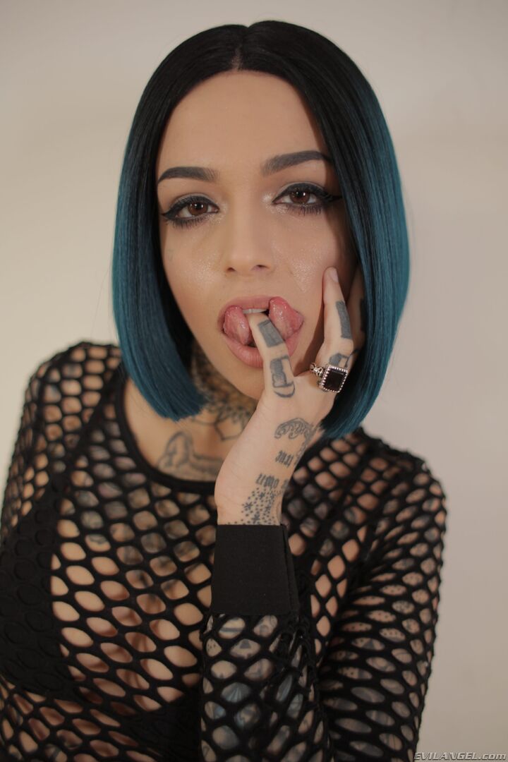 Goth Leigh: Anal Artist Of Girl Squirt