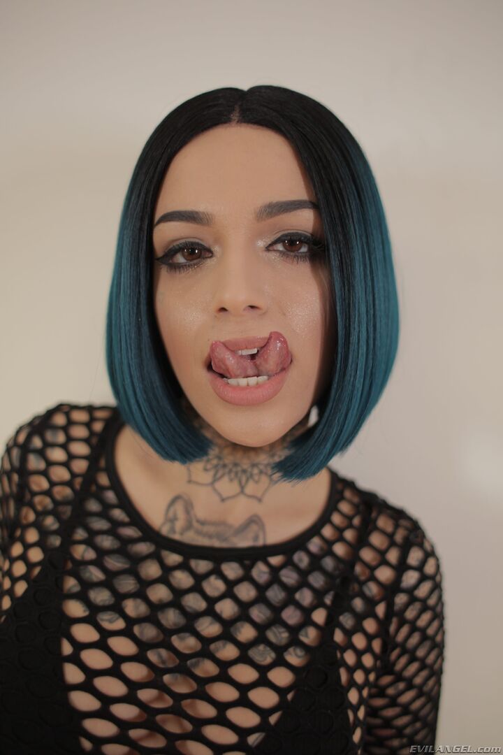 Goth Leigh: Anal Artist Of Girl Squirt