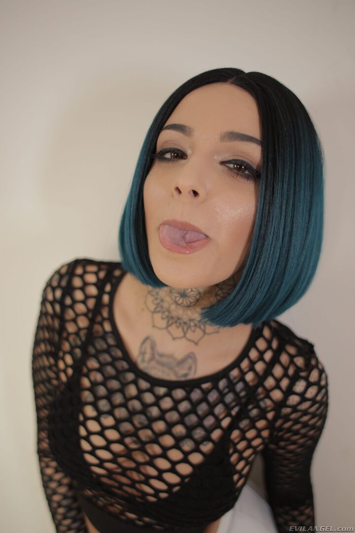 Goth Leigh: Anal Artist Of Girl Squirt