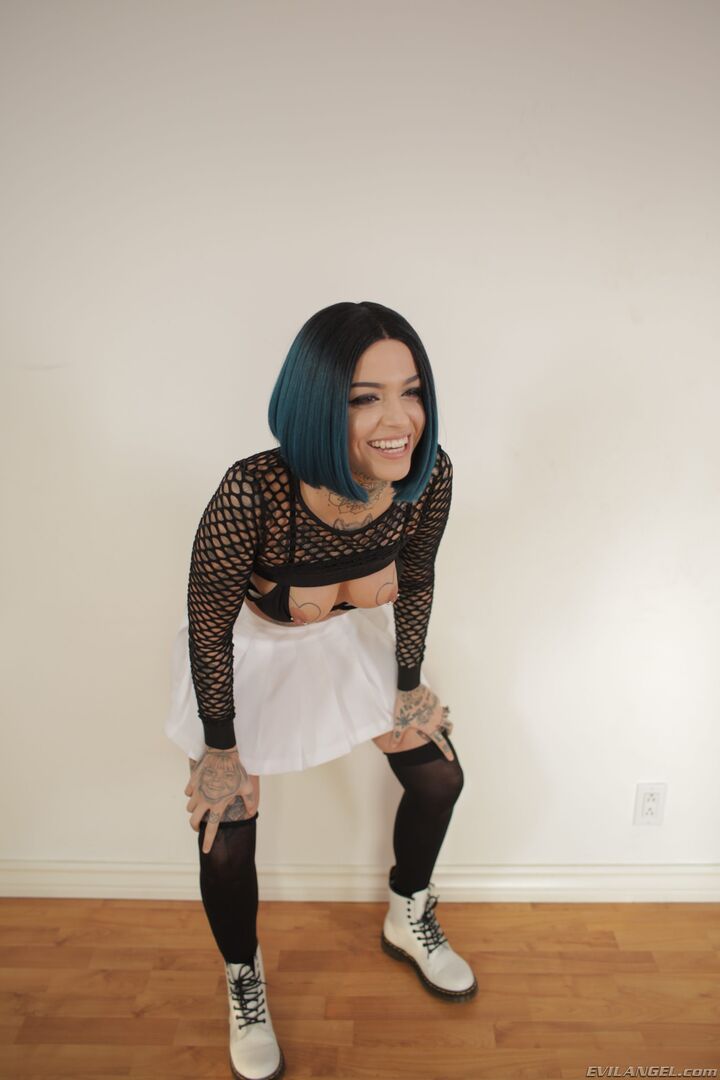 Goth Leigh: Anal Artist Of Girl Squirt