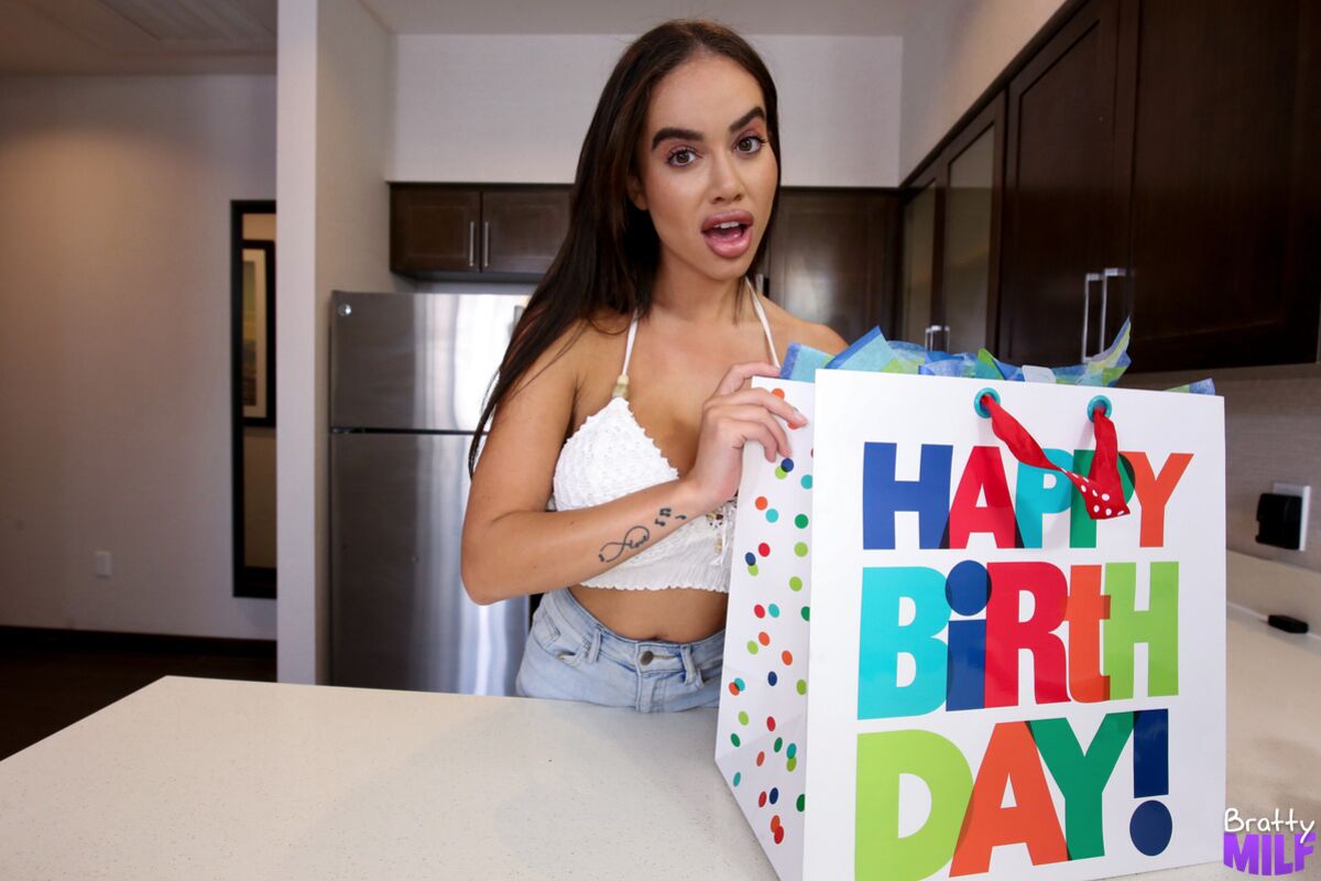 Stepmom Gave Me Birthday Sex - S1:E6