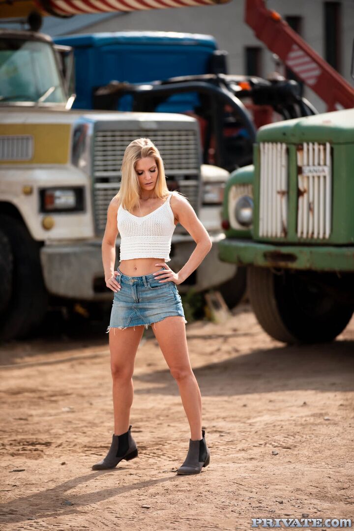 Candee Licious, Horny Trucker Enjoys Outdoor Anal