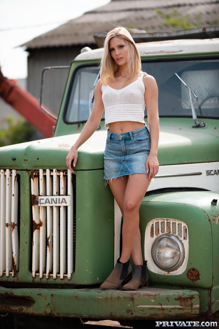 Candee Licious, Horny Trucker Enjoys Outdoor Anal