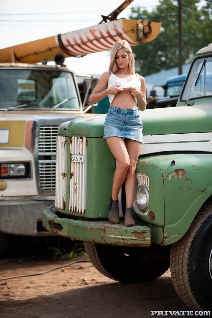 Candee Licious, Horny Trucker Enjoys Outdoor Anal