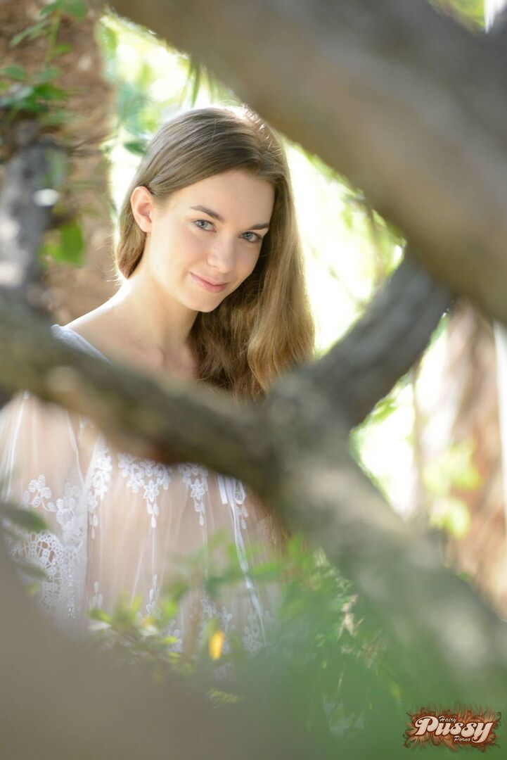 Tali Dova showing off her bush