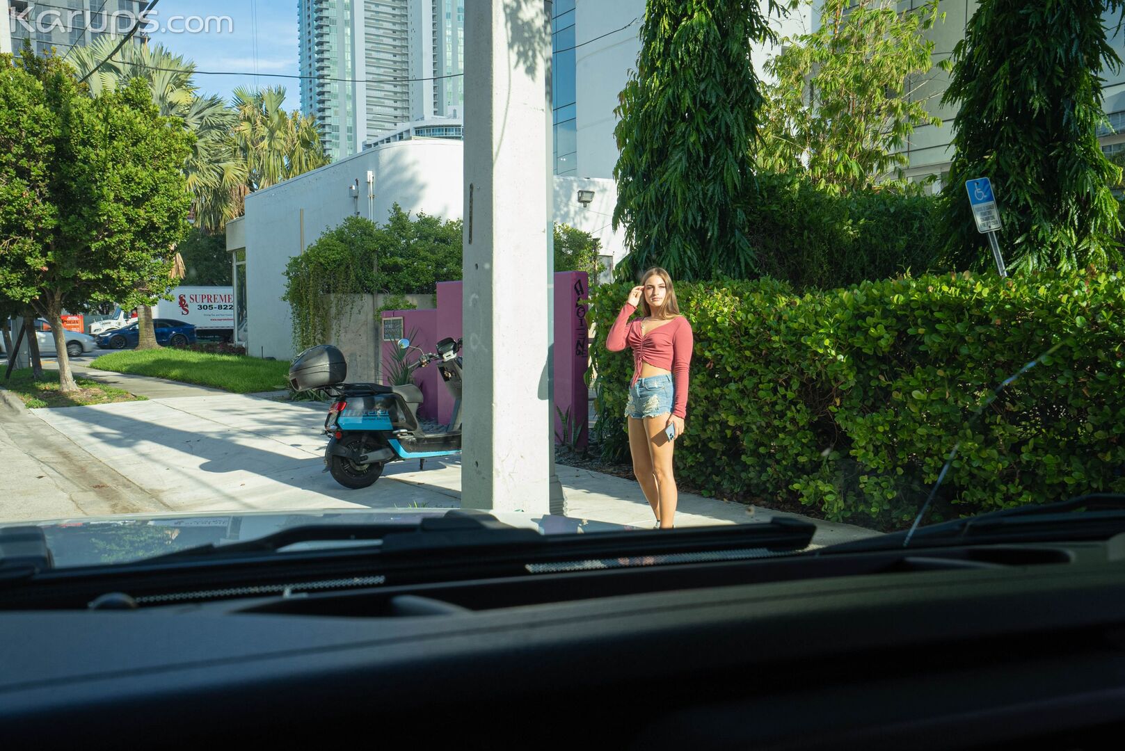 HORNY TEEN IN THE BACKSEAT