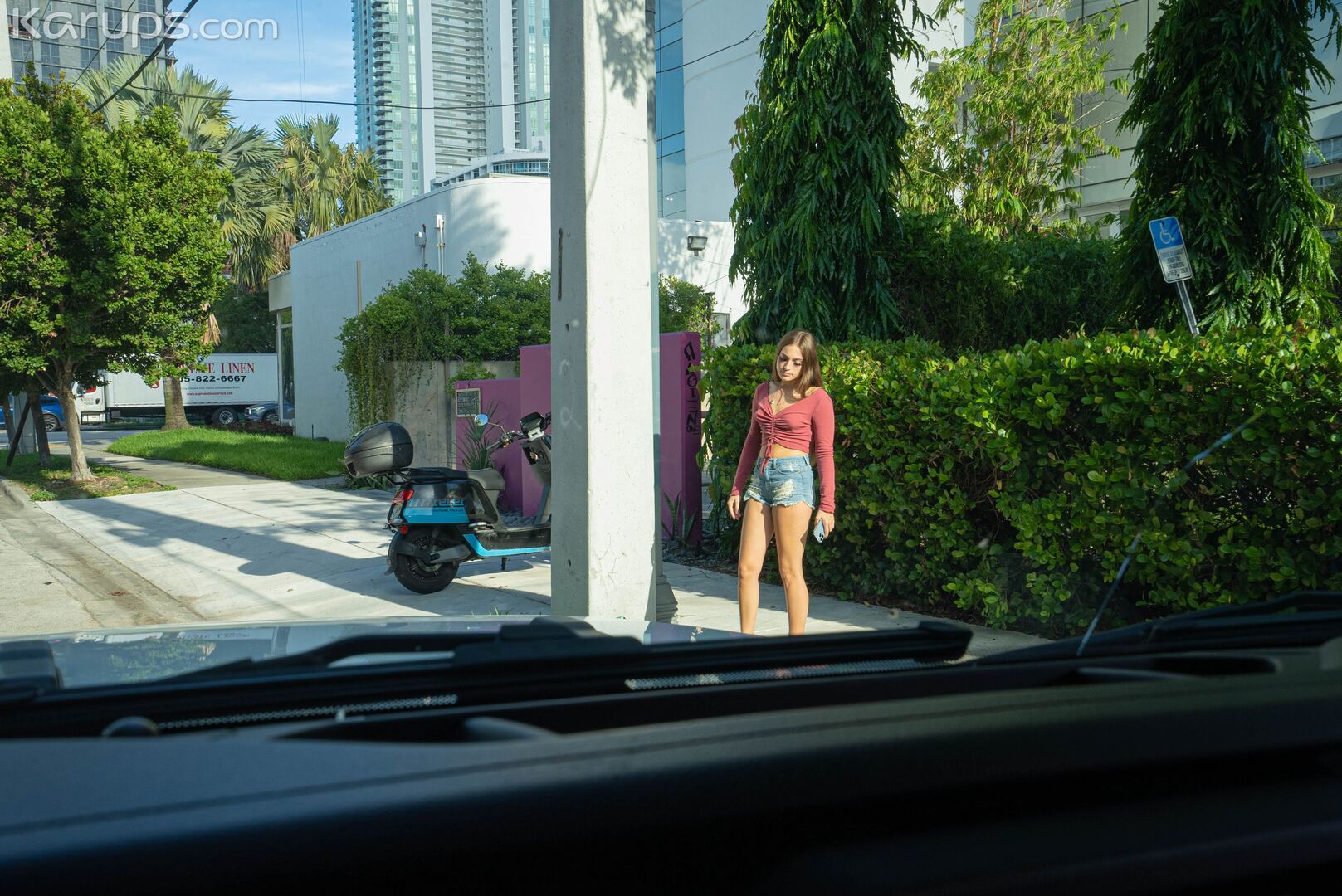 HORNY TEEN IN THE BACKSEAT