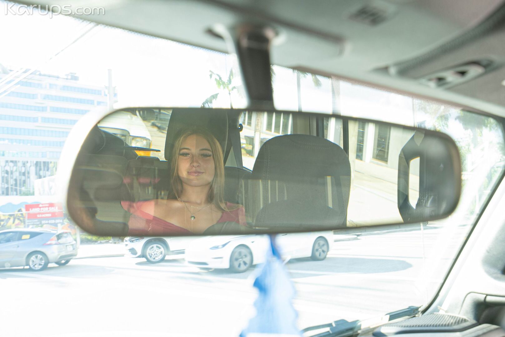 HORNY TEEN IN THE BACKSEAT