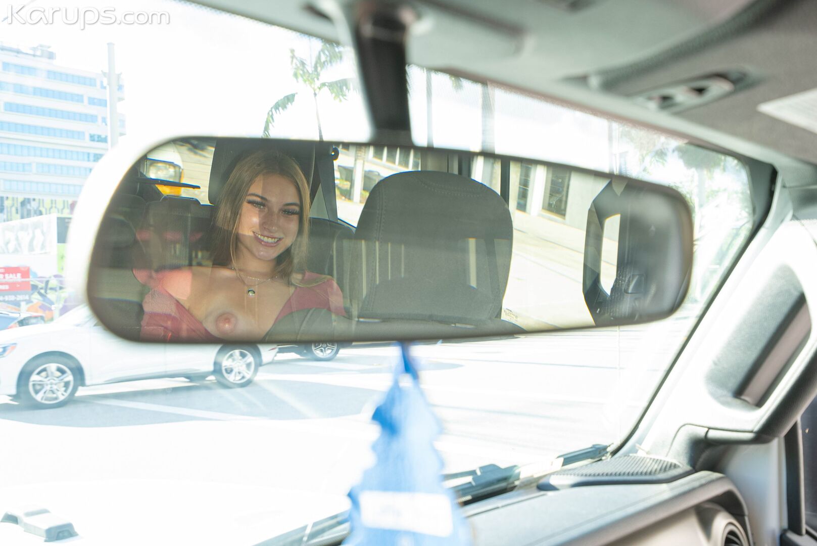 HORNY TEEN IN THE BACKSEAT