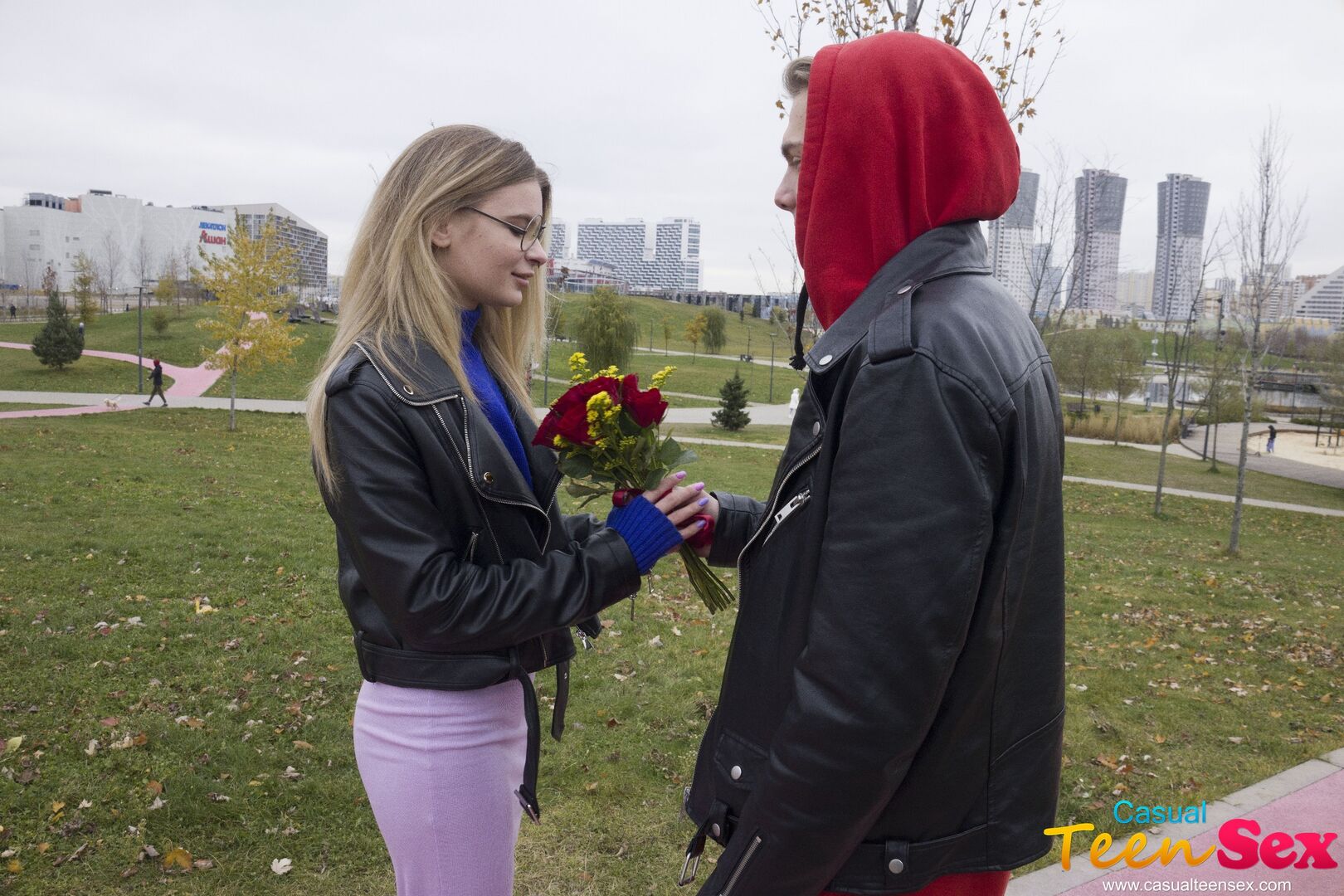 FLOWERS HELP HIM FUCK HOT BABE