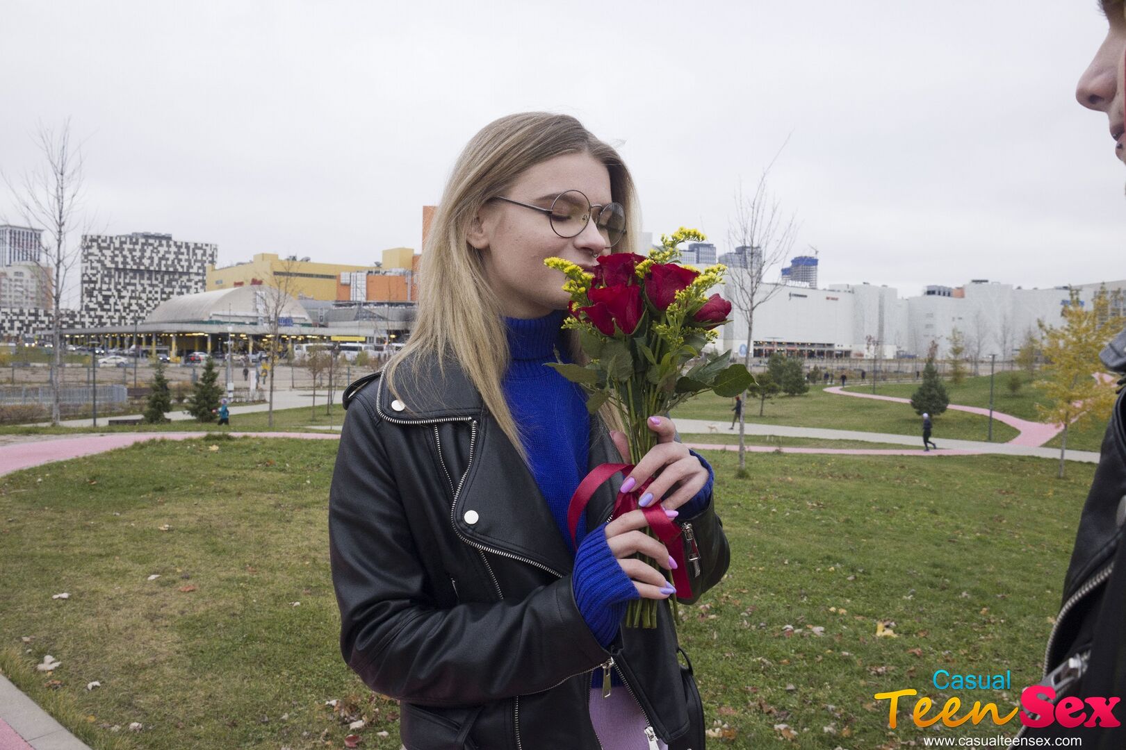 FLOWERS HELP HIM FUCK HOT BABE
