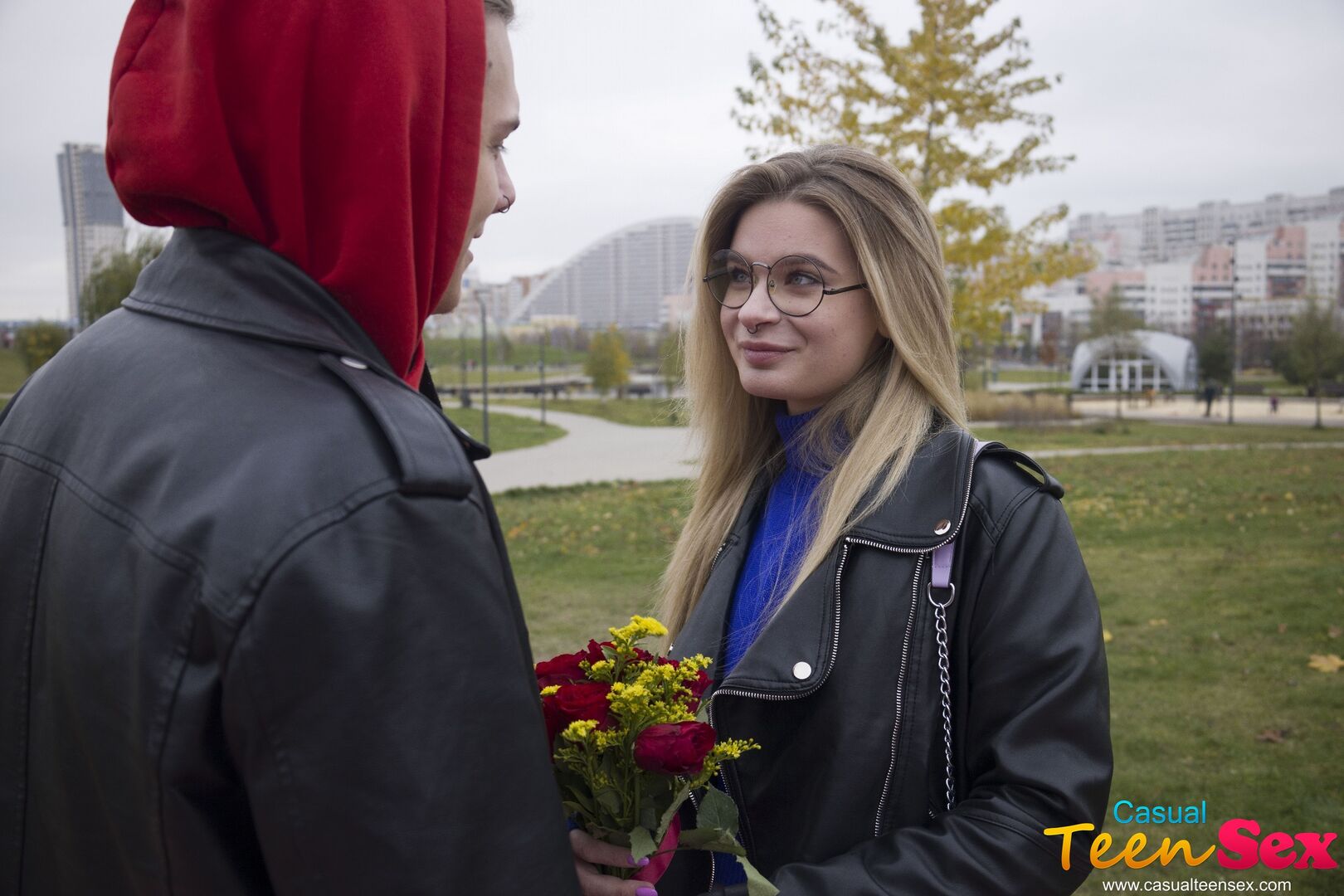 FLOWERS HELP HIM FUCK HOT BABE