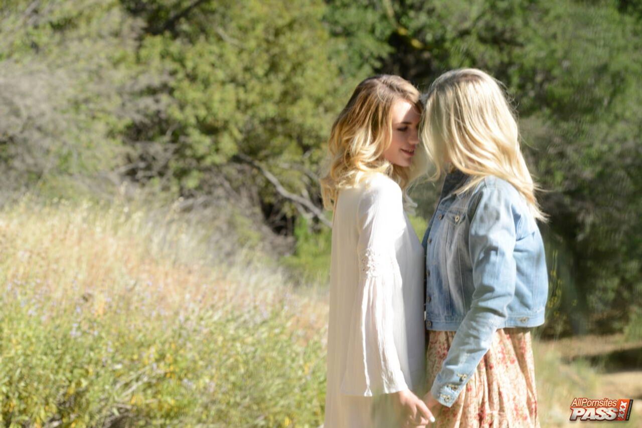 Hot lesbians doing it outdoors