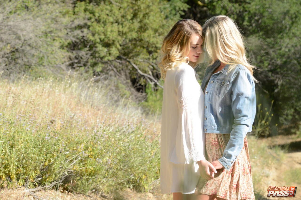 Hot lesbians doing it outdoors