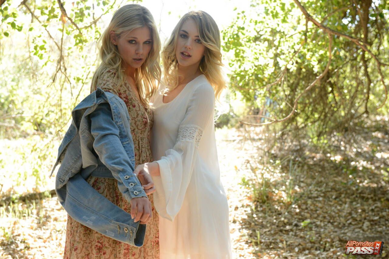 Hot lesbians doing it outdoors