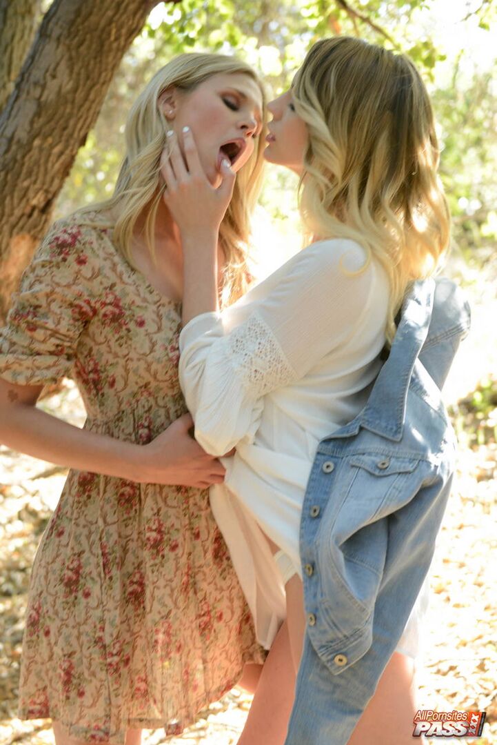 Hot lesbians doing it outdoors