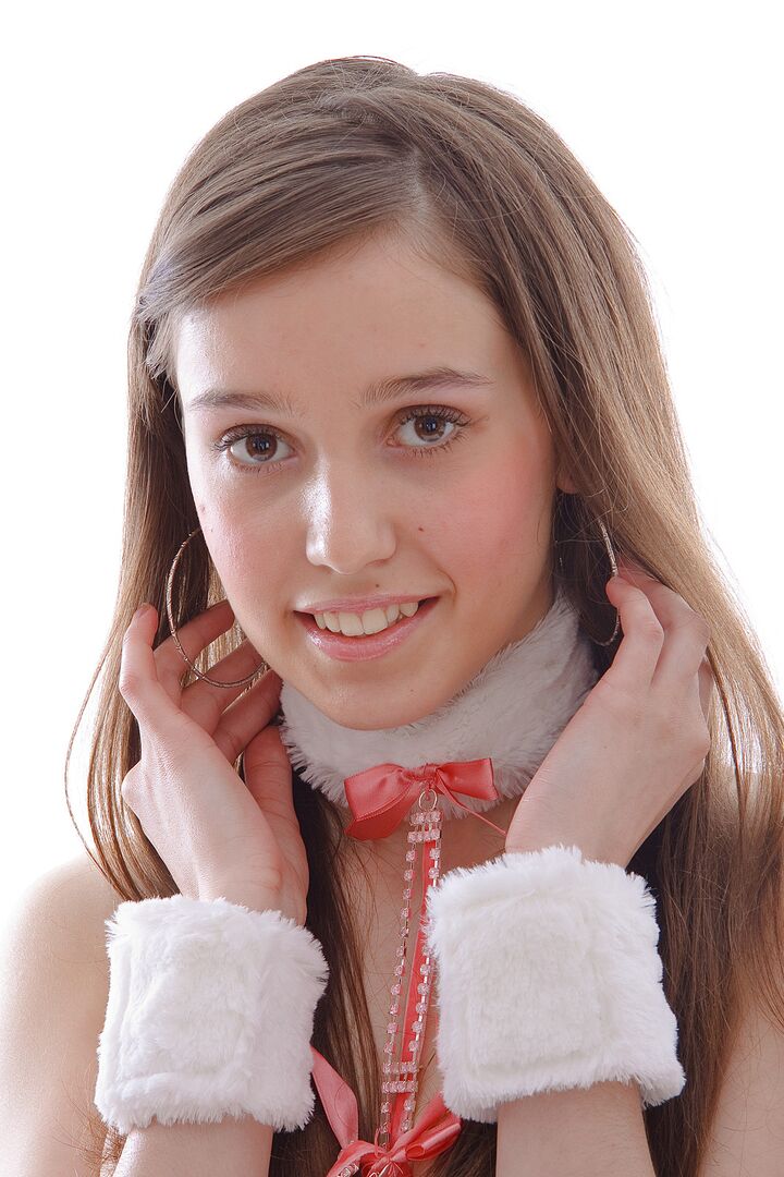 Teen Barbie Shows Off Her Irresistible Nubile Body!