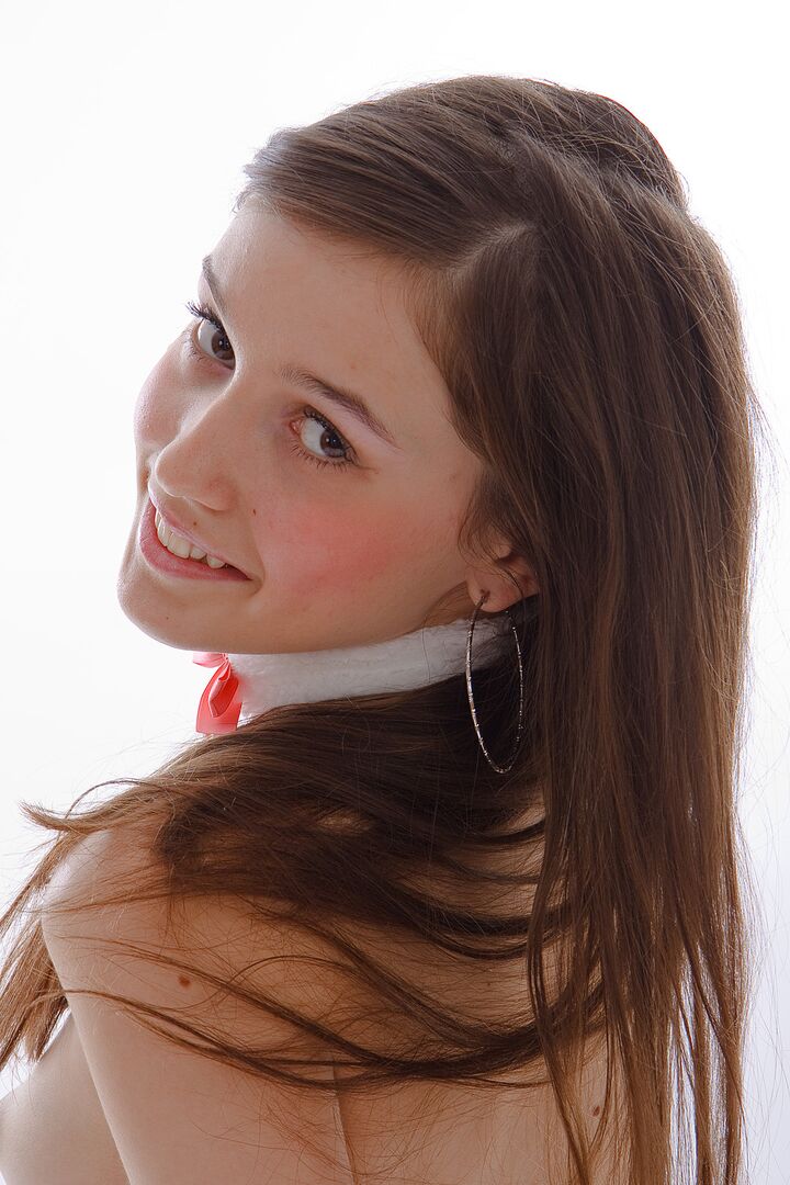 Teen Barbie Shows Off Her Irresistible Nubile Body!