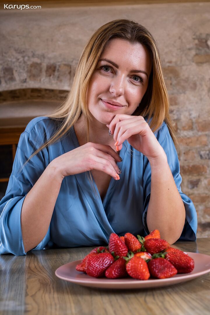 BERRIES AND CREAM 0201